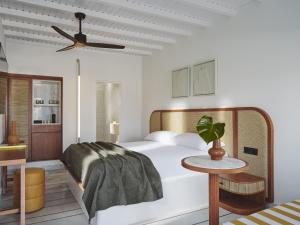 Posteľ alebo postele v izbe v ubytovaní NUMO Mykonos Boutique Resort