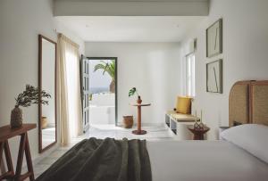 Posteľ alebo postele v izbe v ubytovaní NUMO Mykonos Boutique Resort