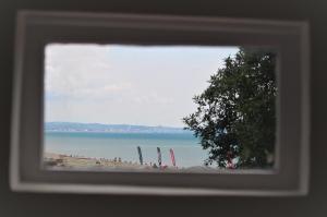 ein Blick auf einen Strand aus einem Fenster in der Unterkunft Warwick House - Stunning house with terrace and sea views, sleeps 11 in Worthing