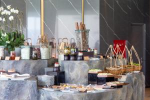 ダナンにあるM Hotel Danangの部屋のテーブルに並べられたビュッフェ形式の食事 +162枚の写真