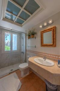 Ένα μπάνιο στο Luxury apartment on the Marina