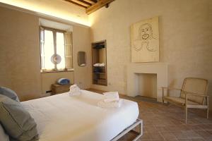 Postel nebo postele na pokoji v ubytování Badia Giulia Prestigious Historical B&B, Camaiore - Adults Only - No Pets