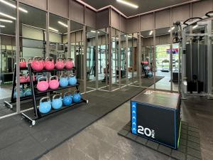 Das Fitnesscenter und/oder die Fitnesseinrichtungen in der Unterkunft The Gaia Hotel Bandung