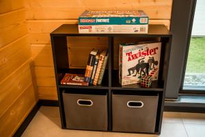 un estante de libros con libros y cajas. en Erlebe das Black oder Forest, en Offenburg