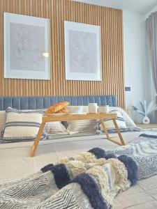 una sala de estar con una mesa y un sofá en Luxury Apartment IZHA 202, en La Laguna 28 fotos más