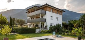 ラーナにあるHaus Wiesensteinの山々を背景にした大きな白い家