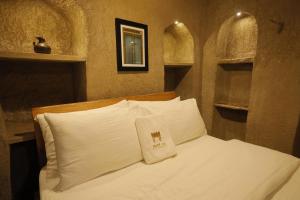 Postel nebo postele na pokoji v ubytování بيت الصباح نزل وكافيه Bait AlSabah Heritage Inn & Cafe