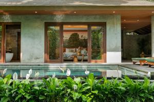 乌布Suweta Villa Ubud的房屋前有游泳池的房子
