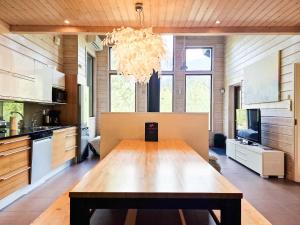 eine Küche mit einem Holztisch in einem Zimmer in der Unterkunft Villa Luoteistuuli - 8+2 hlö, Luoteis-Himos Ski-in/out, 88m² + 30m² in Jämsä