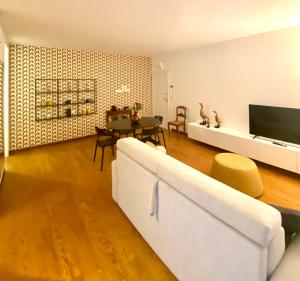 a living room with a white couch and a table at Appartamento Venezia Mestre in Venice