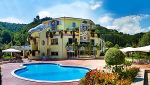 - un grand bâtiment avec une piscine en face dans l'établissement L'Isola Di Aurora, à Martirano