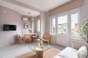 Μια τηλεόραση ή/και κέντρο ψυχαγωγίας στο 2BR House W Island Charm