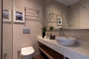 Ένα μπάνιο στο 2BR House W Island Charm +14 φωτογραφίες