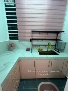 ニライにあるBiladahcinta suites homestayのシンクとカウンタートップのあるキッチン