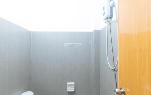 Koupelna v ubytování RedDoorz at Najar Residences near NAIA Terminal + 37 fotografií