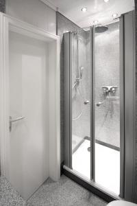 ein Badezimmer mit Dusche mit Glastür in der Unterkunft Appartements DW16~17~19 in Dortmund in Dortmund