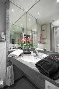 ein Badezimmer mit Waschbecken und großem Spiegel in der Unterkunft Appartements DW16~17~19 in Dortmund in Dortmund + 15 Fotos