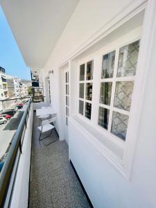 アロナにあるLas Vistas Beach By Agüita Saladaの建物のテーブルと窓のあるバルコニー