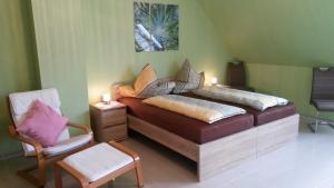 ein Schlafzimmer mit einem großen Bett mit einem Stuhl und einem Stuhl in der Unterkunft Appartements DW16~17~19 in Dortmund in Dortmund