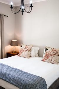 En eller flere senge i et værelse på Rooikraal Hamlet Village Cottage