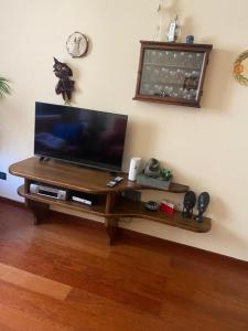 TV a/nebo společenská místnost v ubytování Appartamento incantevole montagne della Toscana + 31 fotografií