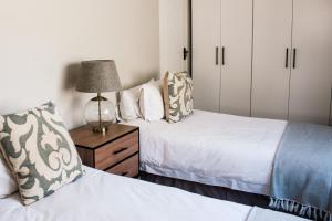 En eller flere senge i et værelse på Rooikraal Hamlet Village Cottage