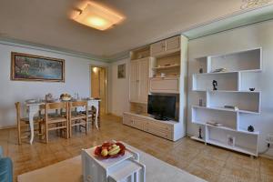 a living room with a table and a dining room at Al Pos - Theater Home in Gargnano