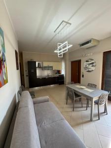 Villa Carmela - Elegante villa immersa nel verde في ماريليانو: غرفة معيشة بها أريكة وطاولة