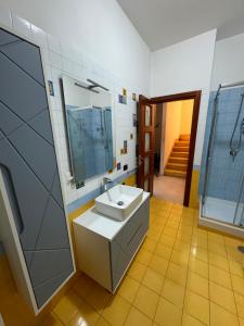 Villa Carmela - Elegante villa immersa nel verde في ماريليانو: حمام مع حوض و مرآة و دش +31 صورة