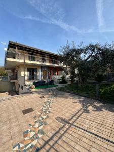 Villa Carmela - Elegante villa immersa nel verde في ماريليانو: مبنى أمامه الكثير من الصخور