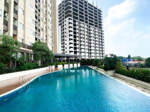 Πισίνα στο ή κοντά στο Strategic Studio Apartment The Oasis near Bekasi By Travelio