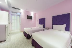 Ένα ή περισσότερα κρεβάτια σε δωμάτιο στο Lion King Hotel