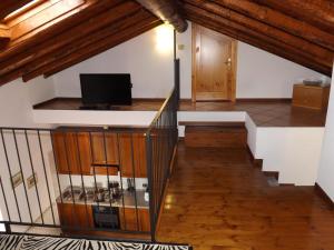 Habitación en el ático con escalera y TV en Exclusive Villa Crotto Lake View, en Varenna