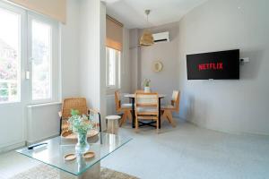 Μια τηλεόραση ή/και κέντρο ψυχαγωγίας στο Designed and Modern 2BR Flat In Center Of Buyukada