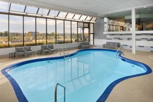 Bazén v ubytování Delta Hotels by Marriott Edmonton South Conference Centre nebo v jeho okolí