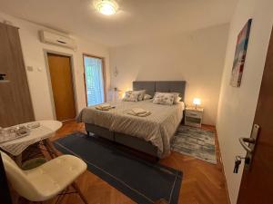una camera con letto, tavolo e sedia di Accomodation Mirjana Rooms a Poreč (Parenzo)
