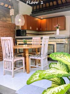 Kuchyň nebo kuchyňský kout v ubytování Nita Guest House Bali