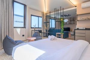 Postel nebo postele na pokoji v ubytování Anoor Studios & Apartments in Gemmayze