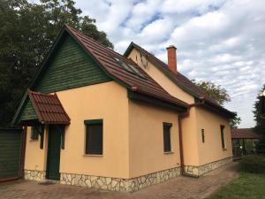 a house with a brown roof at Harcsási 60 Vendégház in Békésszentandrás