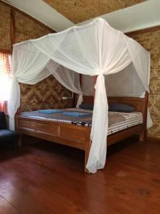 Postel nebo postele na pokoji v ubytování Mook Bamboo Bungalows + 37 fotografií