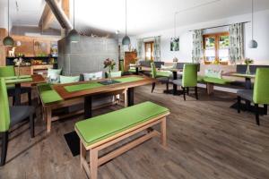 ห้องอาหารหรือที่รับประทานอาหารของ Gästehaus und Ferienwohnungen Egglerlehen