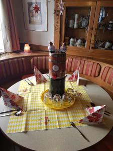 un tavolo con una macchina per il caffè su un tavolo di Gasthof Torwirt a Sankt Lambrecht