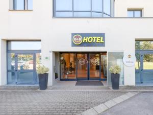 wejście do hotelu z dwoma doniczkami przed nim w obiekcie B&B Hotel Ravenna w Rawennie +24 zdjęcia