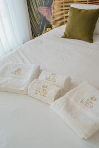 En eller flere senge i et værelse på Casa Caracol, luxury house with a panoramic ocean view