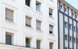 a white building with lots of windows at 2-Rent Group Hostel Apartments SEN14 in Munich