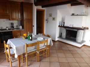 cocina con mesa y chimenea en Exclusive Villa Crotto Lake View, en Varenna