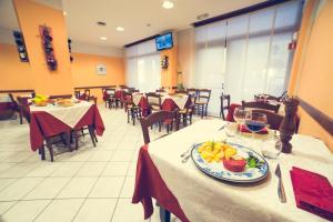 Hotel La Gaietta tesisinde bir restoran veya yemek mekanı