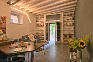 a living room with a table and a couch at Appartamento Simone - Theater Home in Gargnano
