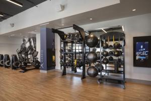 Un gimnasio con un montón de equipos en una habitación. en Las Vegas Marriott, en Las Vegas