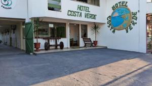 a building with a sign that reads hotel costa vegas at Hotel Costa Verde in Porto Seguro